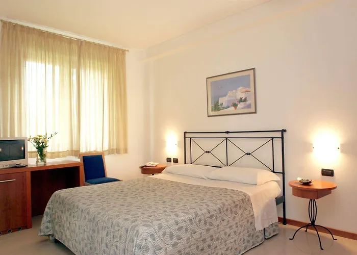 Mimosa בית הארחה 3*